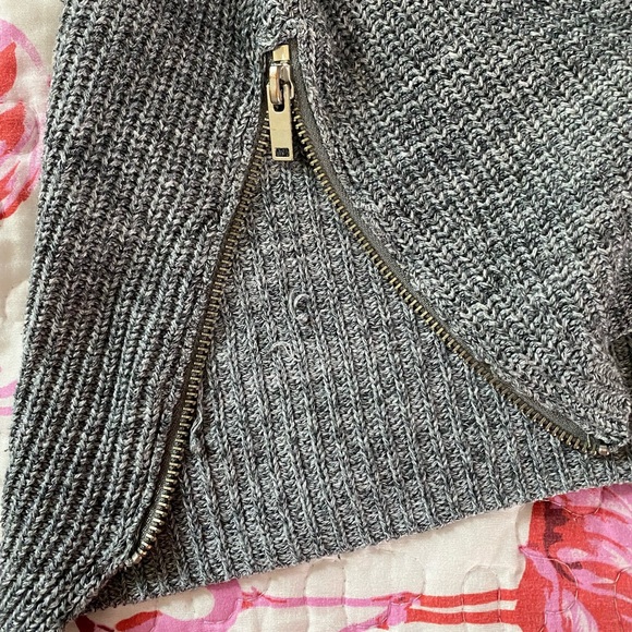 H&M SWEATER BUNDLE - Picture 2 of 7